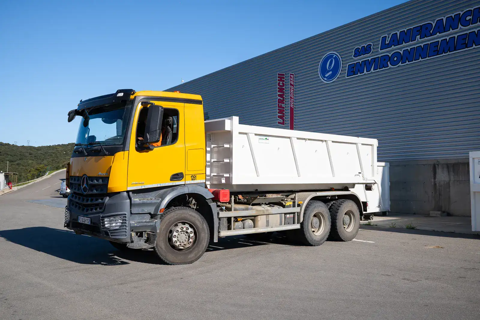 Camion Lanfranchi avec benne, prêt pour la livraison sur chantier