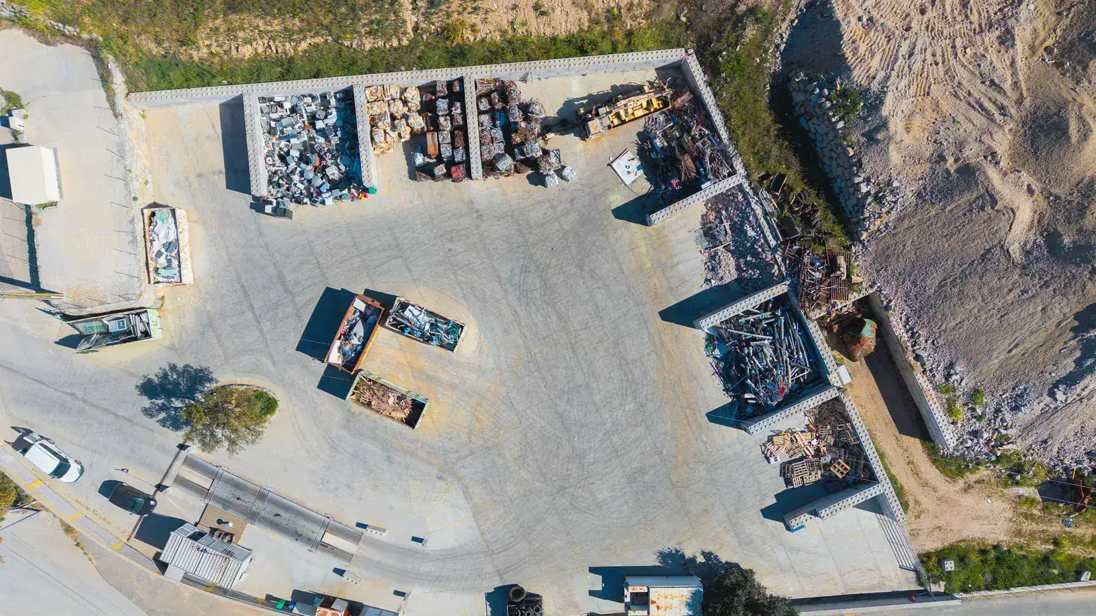 Vue aérienne top-down des casiers de stockage des déchets inertes