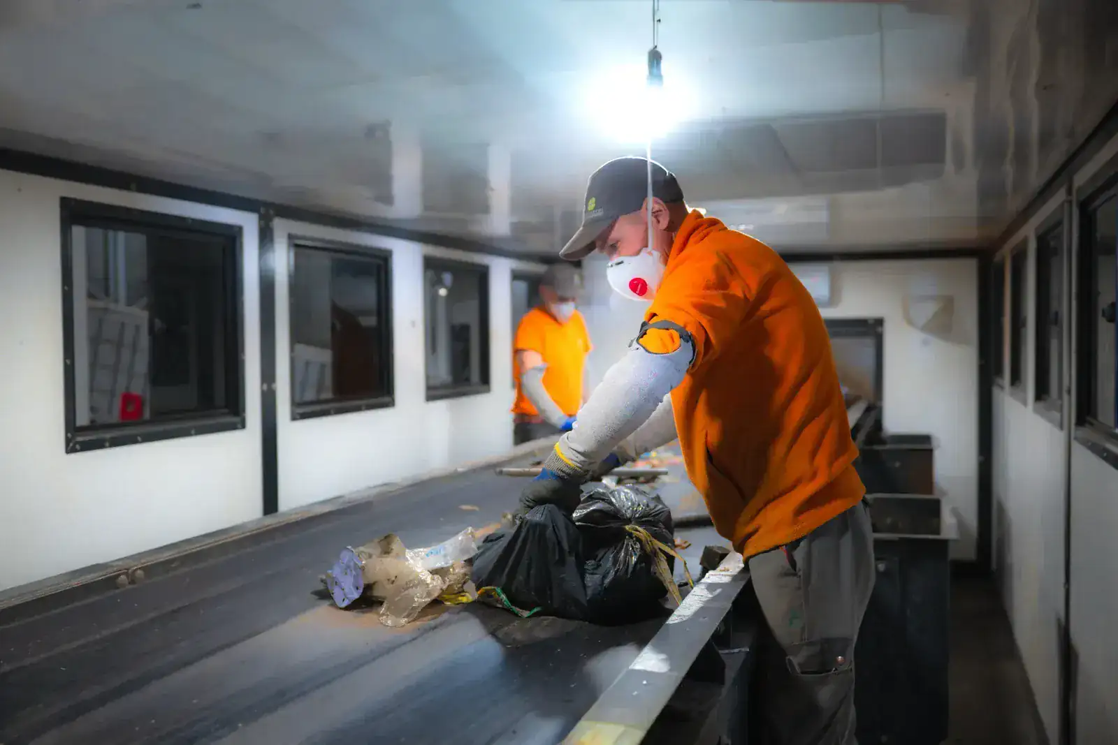 Trieur en EPI travaillant sur la chaîne de tri