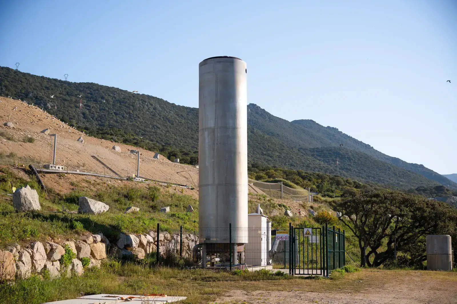 Torchère de combustion du biogaz capté sur le site